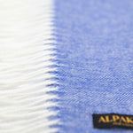 Alpaka Schal für Damen und Herren von Alpakin Fischgrätenmuster in blau Textil und Fransen nah