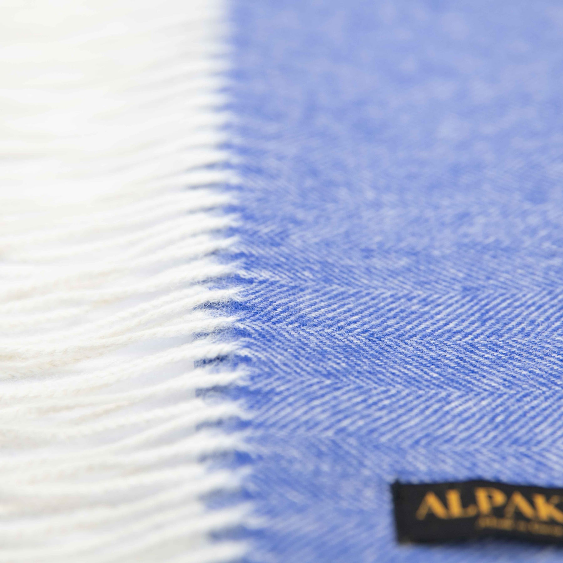 Alpaka Schal für Damen und Herren von Alpakin Fischgrätenmuster in blau Textil und Fransen nah