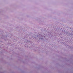 Nahaufnahme Textil des Alpaka Schals in hellem lila