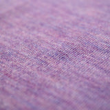 Nahaufnahme Textil des Alpaka Schals in hellem lila