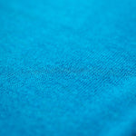 Nahaufnahme Textil des türkisfarbigen Alpaka Schals für Damen