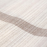 Weiches Textil der Alpaka Stola in beige - Nahaufnahme