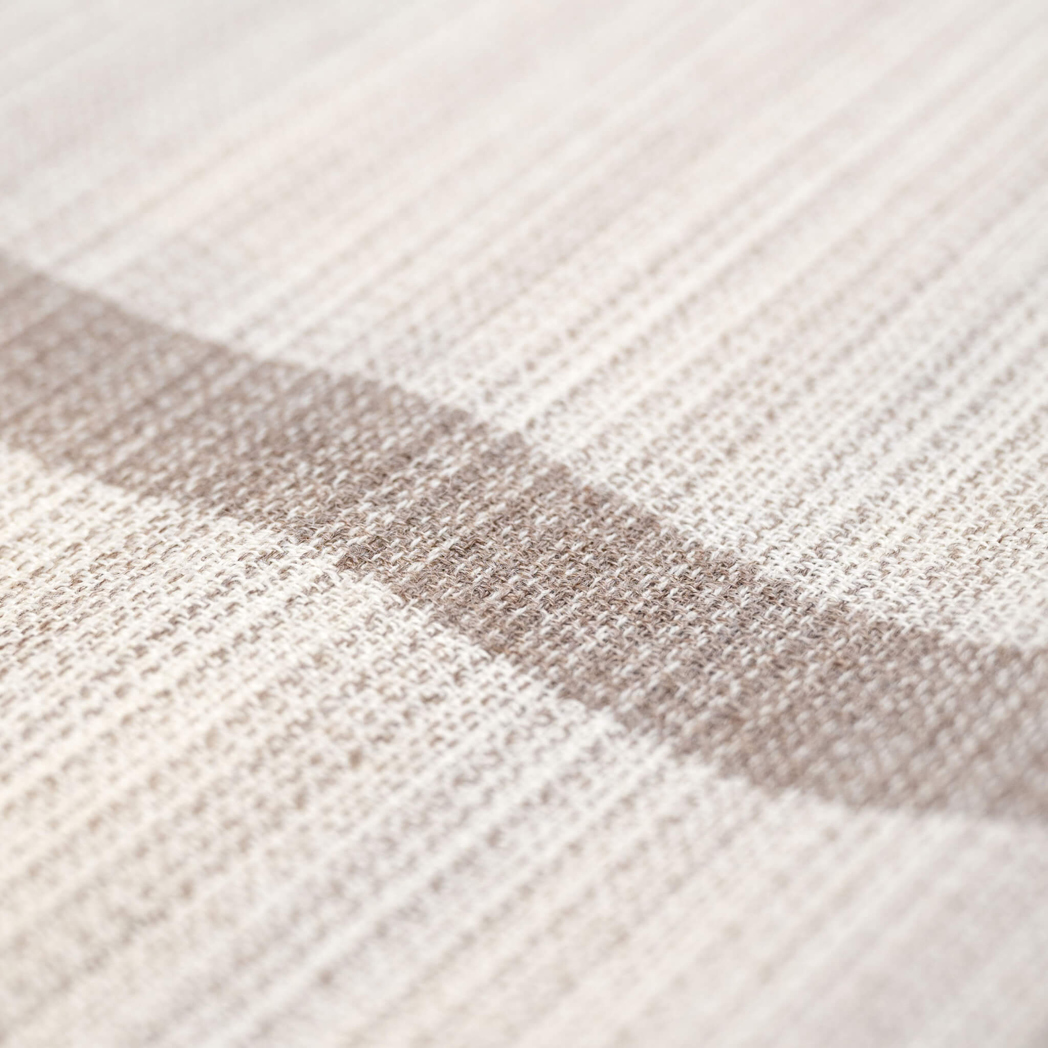 Weiches Textil der Alpaka Stola in beige - Nahaufnahme