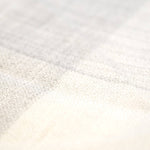 Nahaufnahme Textil der Alpaka Stola in hellgrau und weiß