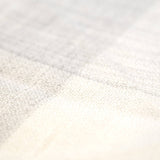 Nahaufnahme Textil der Alpaka Stola in hellgrau und weiß