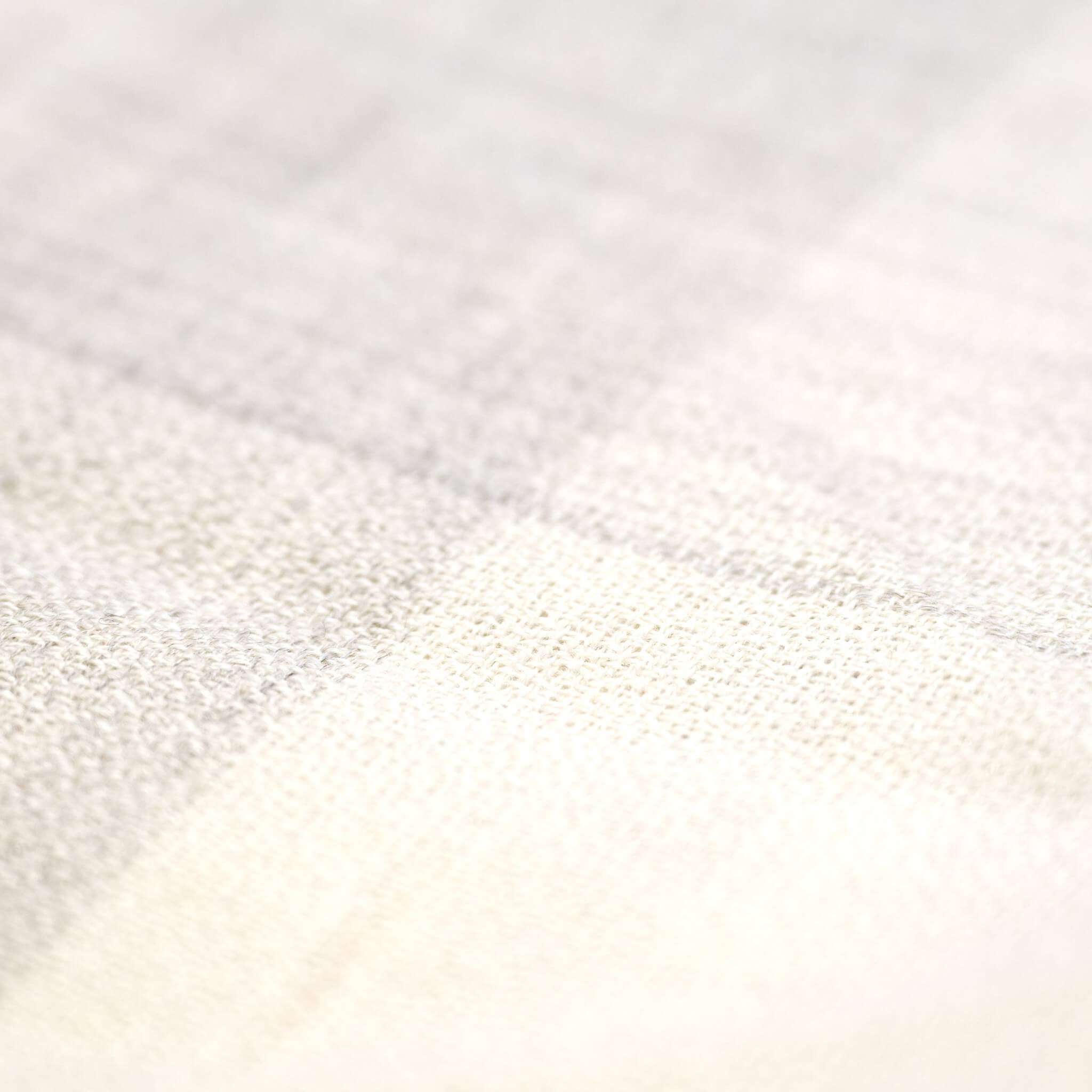 Nahaufnahme Textil der Alpaka Stola in hellgrau und weiß