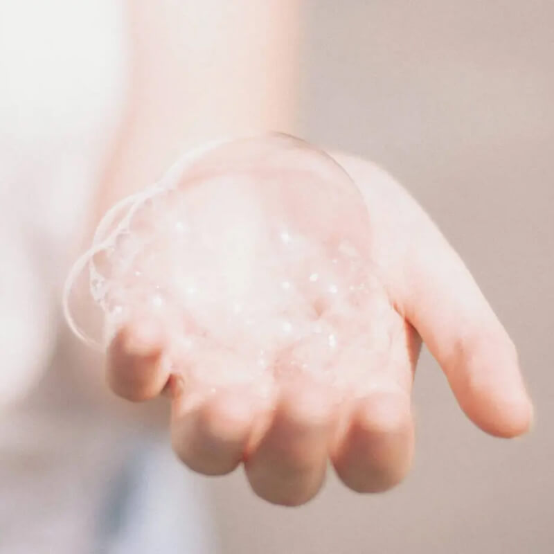 Hand einer Frau mit Seifenblase