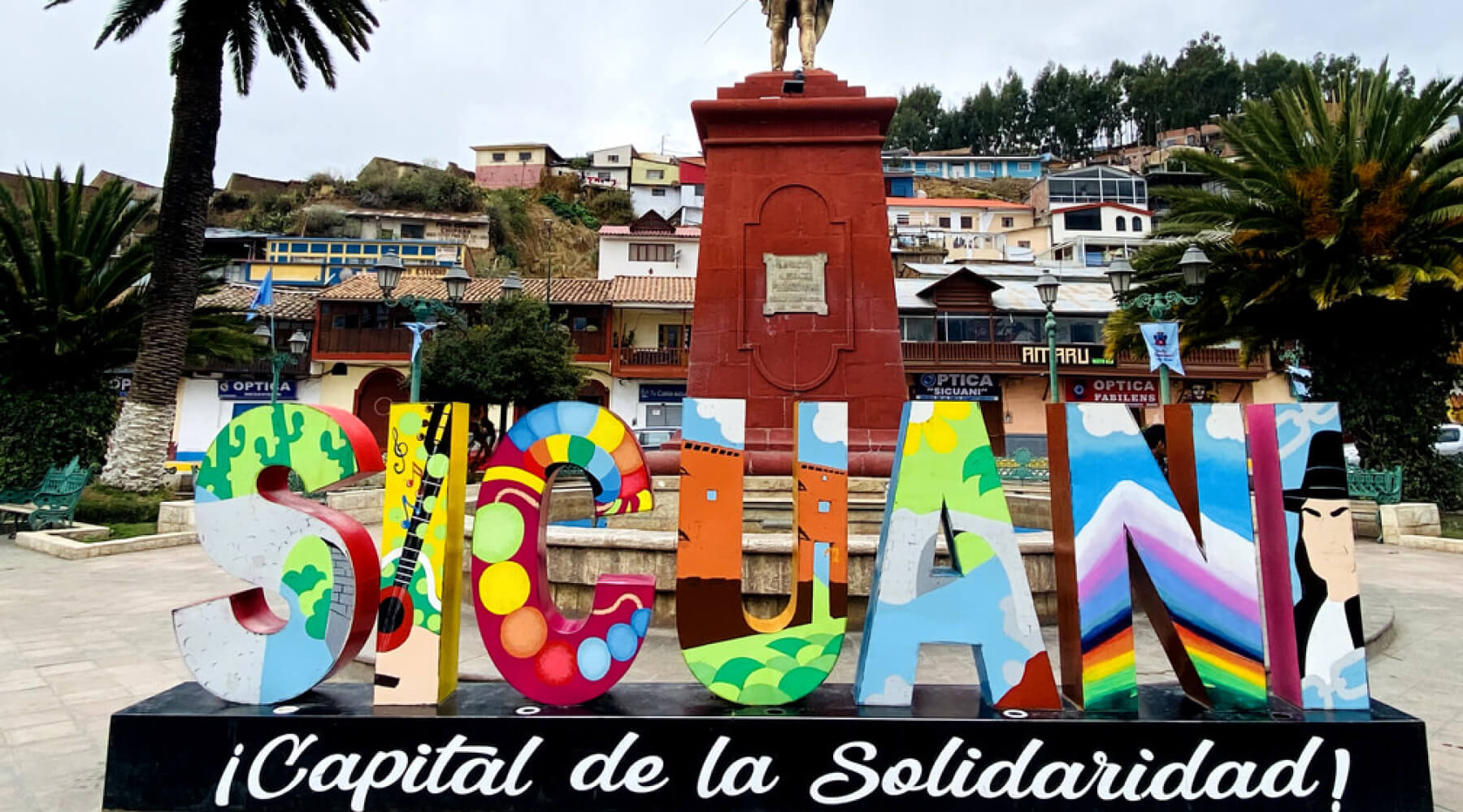 Zentraler Platz im kleinen Ort Sicuani, Peru