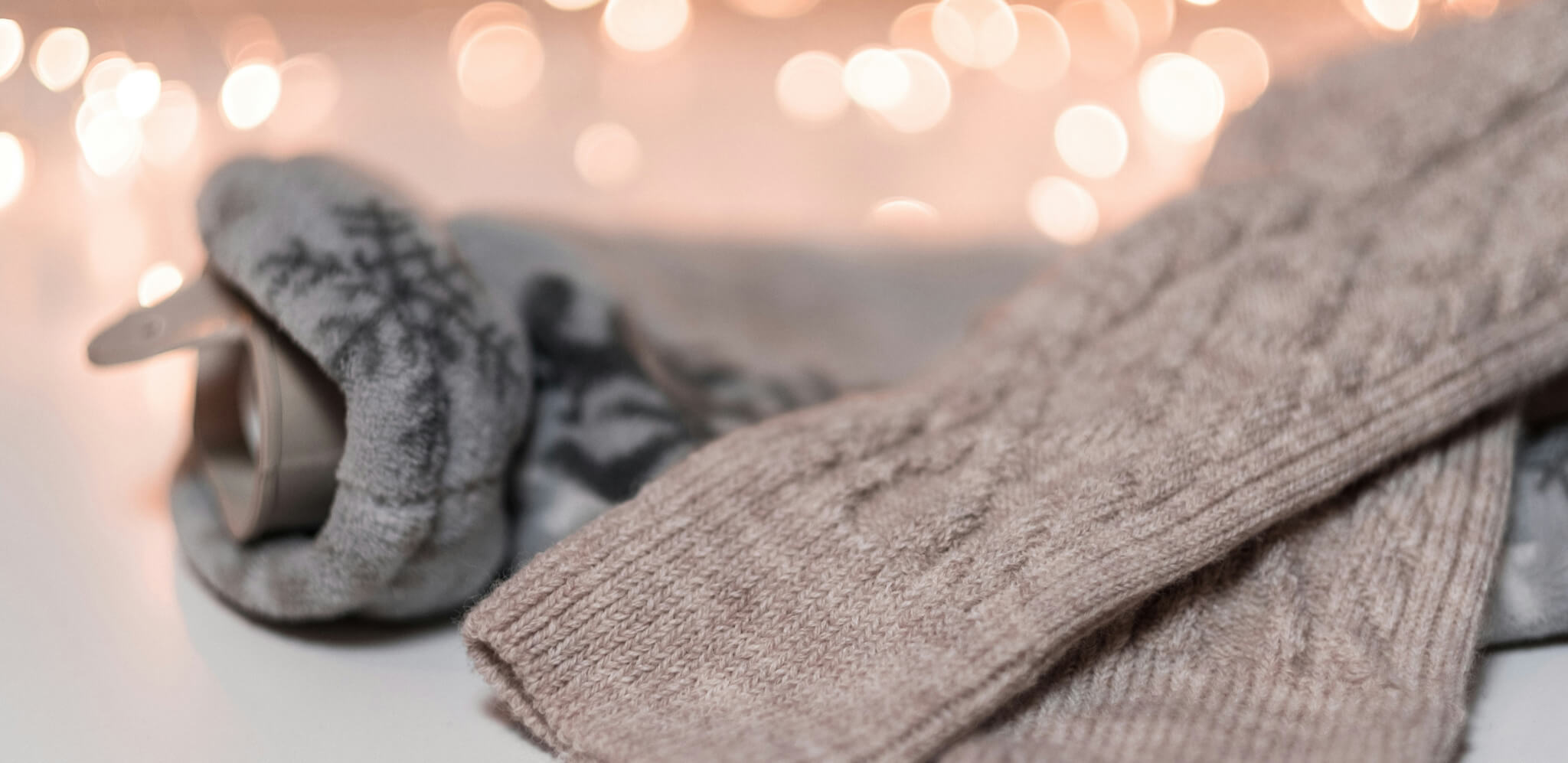 Kuschelige Alpaka Socken für den Winter schön gelegt mit Licht im Hintergrund
