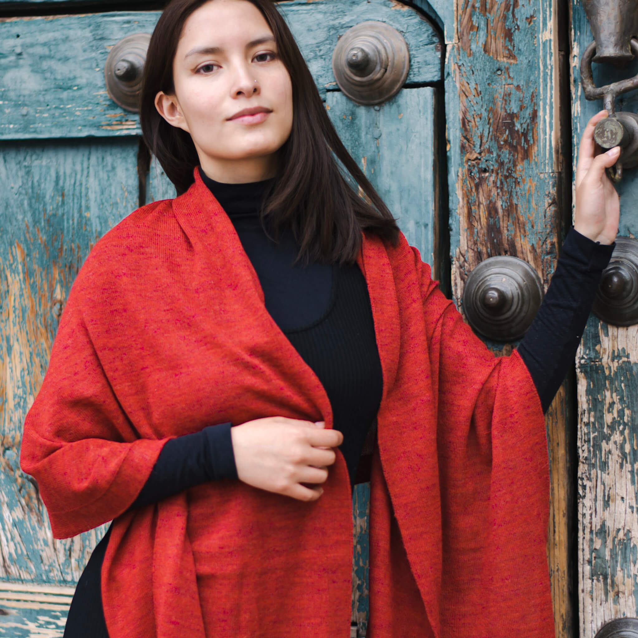 Alpaka Schal für Damen von Alpakin einfarbig in rot mit Model