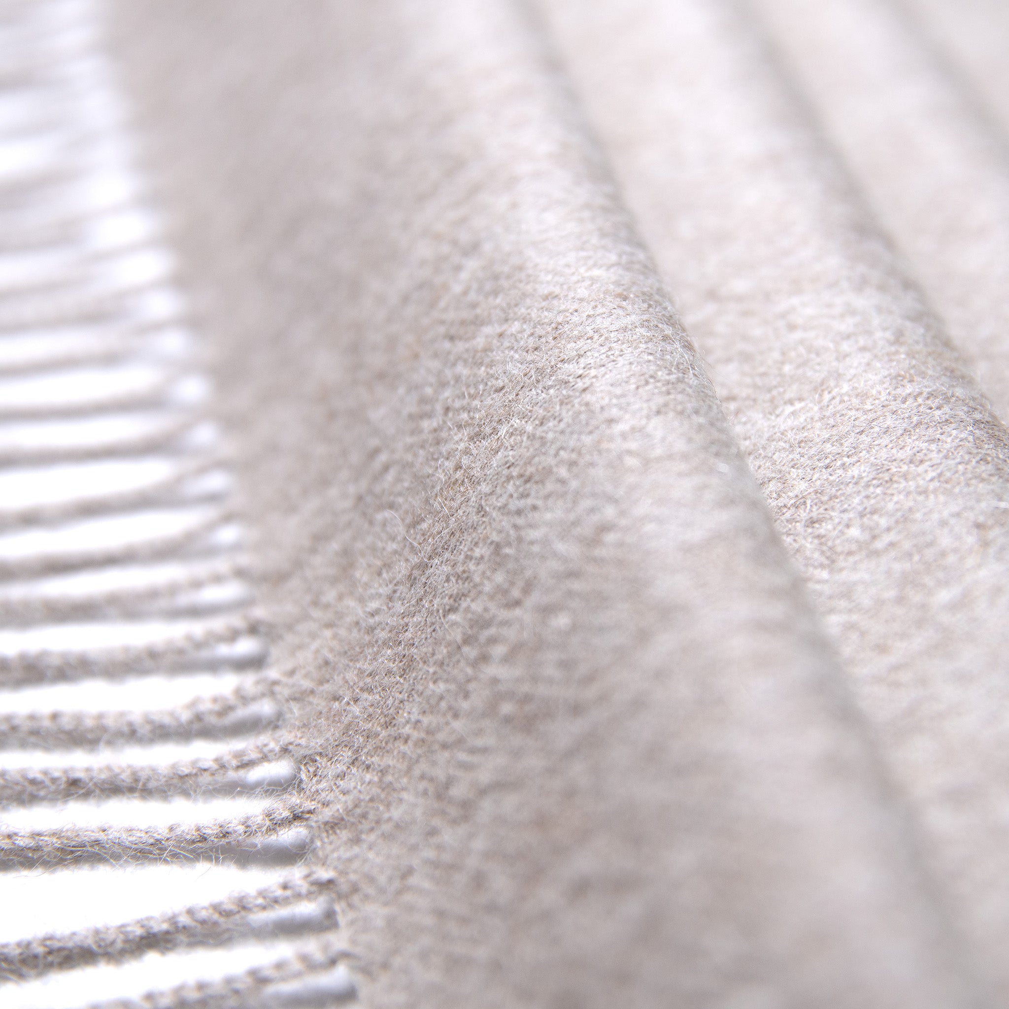 Weiches Textil ohne chemische Färbung des Alpaka Schals in beige