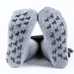 Warme Alpaka Stoppersocken mit niedlichen Alpakas liegend nebeneinander in hellgrau