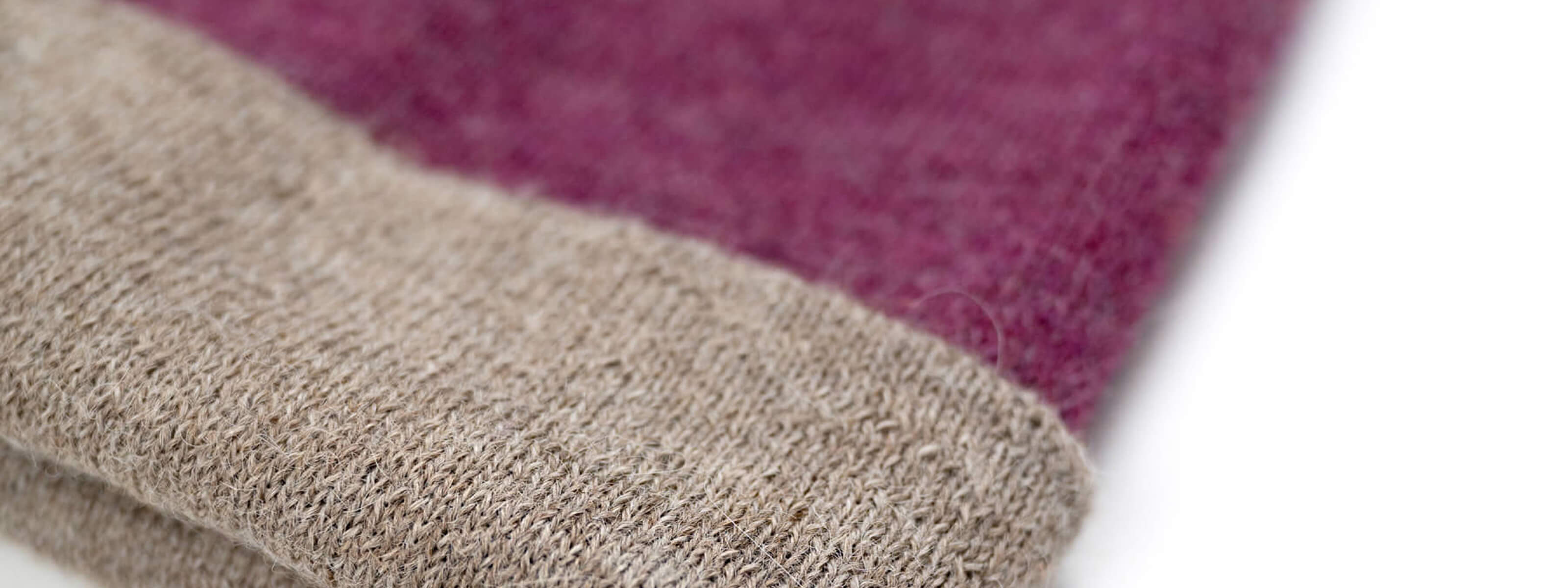 Alpaka Wendemütze Duocolor in lila und hellgrau von Alpakin Textil nah
