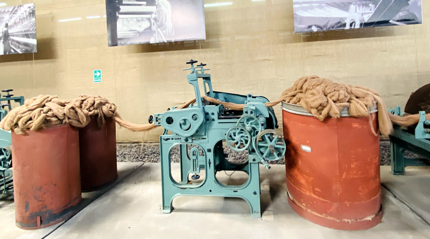 Alpakawolle wird per Maschine verarbeitet