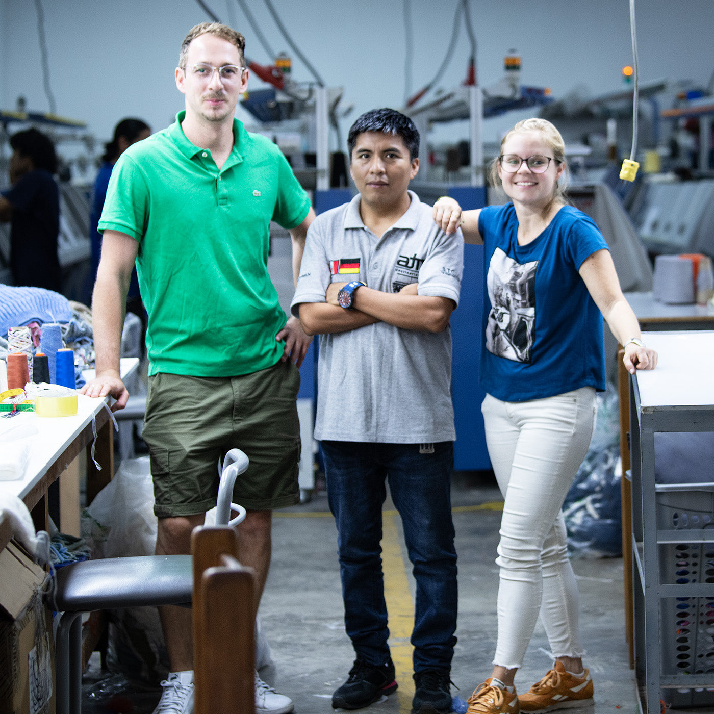 Caro, Alex und Richard in der lichtdurchfluteten Manufaktur in Lima, Peru