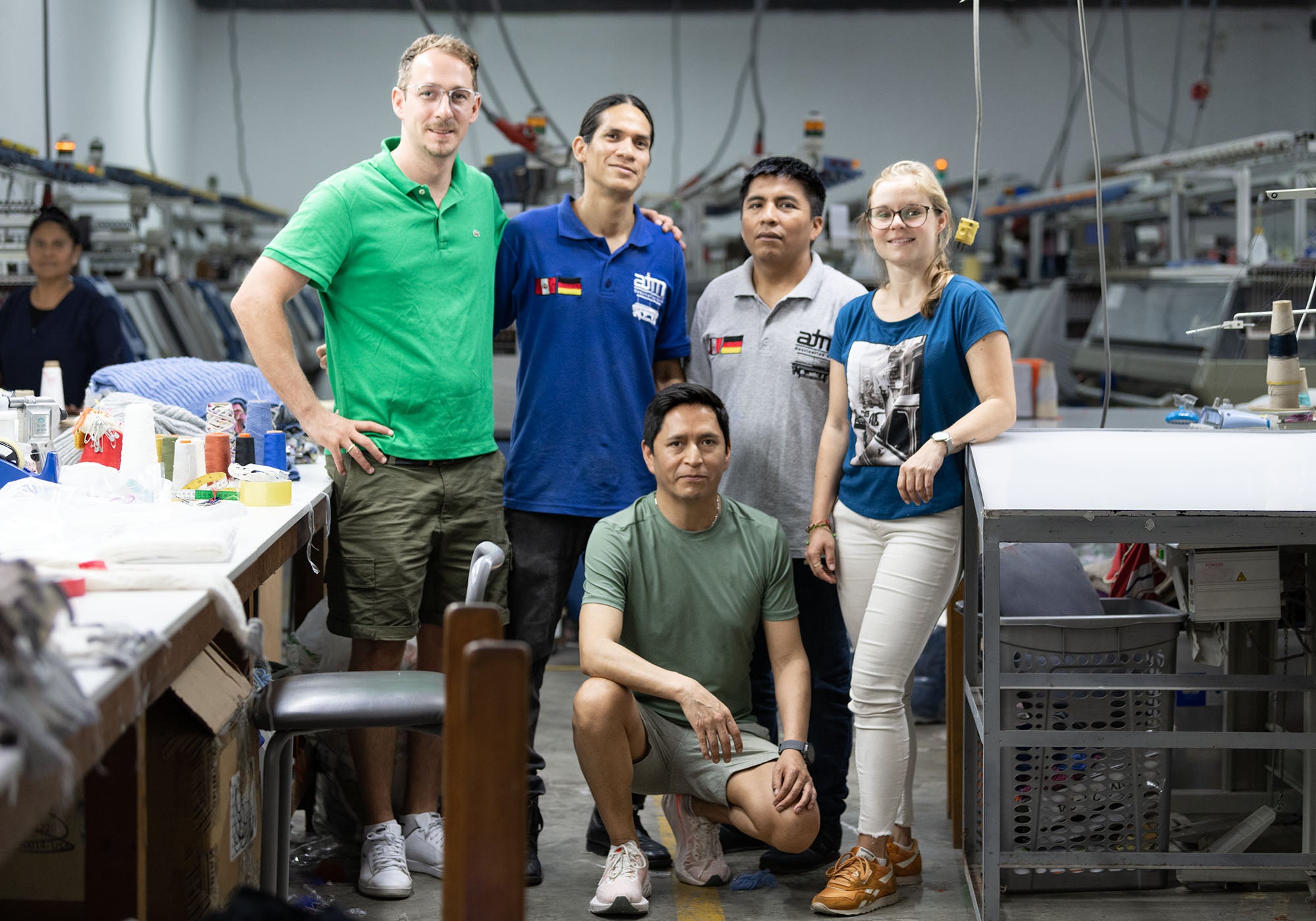 Das Alpakin Team mit den beiden Gründern Gustavo und Caro sowie Alex, Richard und Ervin in der Manufaktur in Peru