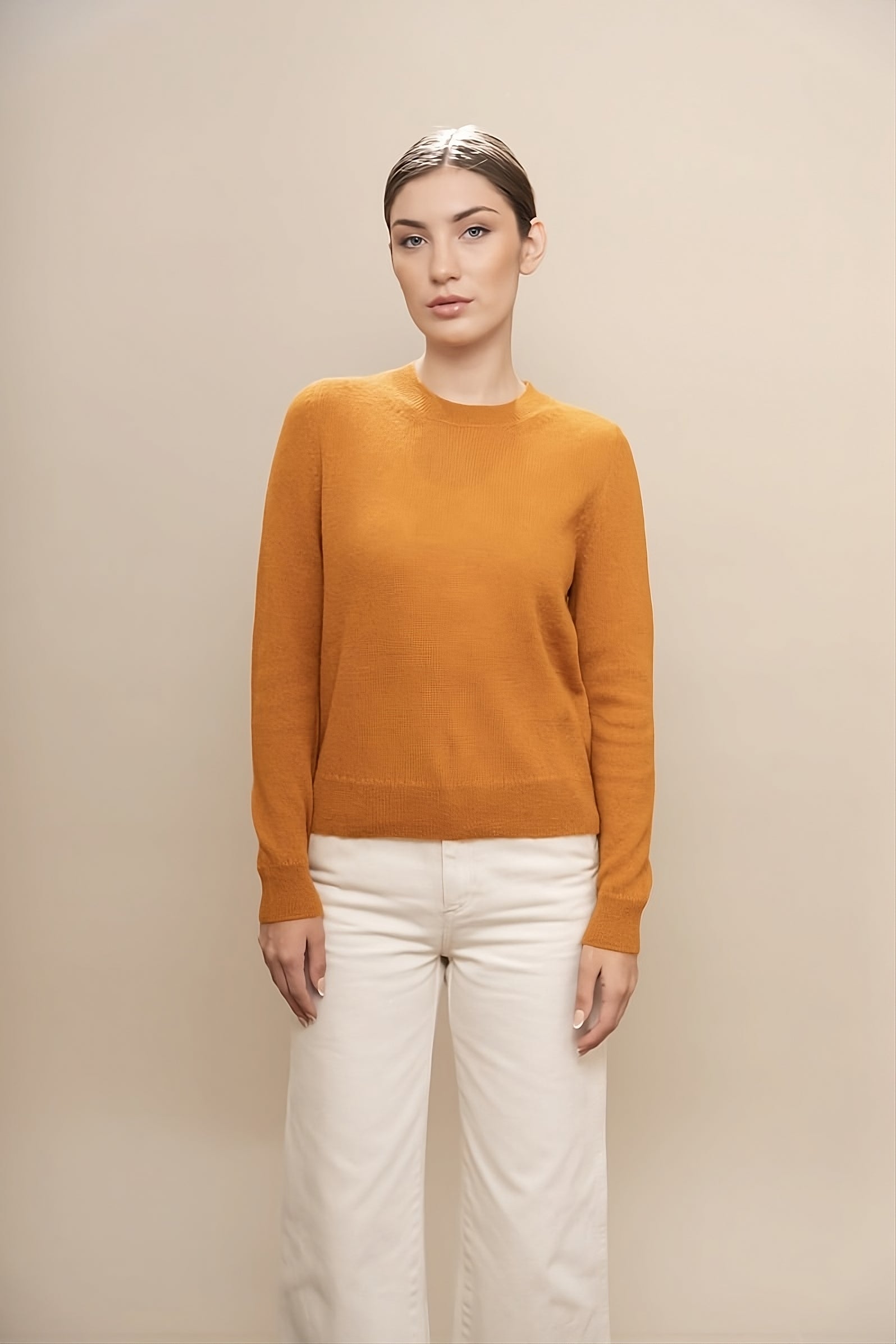 Frau trägt senfgelben Alpaka Strickpullover Asiri von Alpakin - aus 100% reiner Babyalpaka Wolle in Peru gefertigt