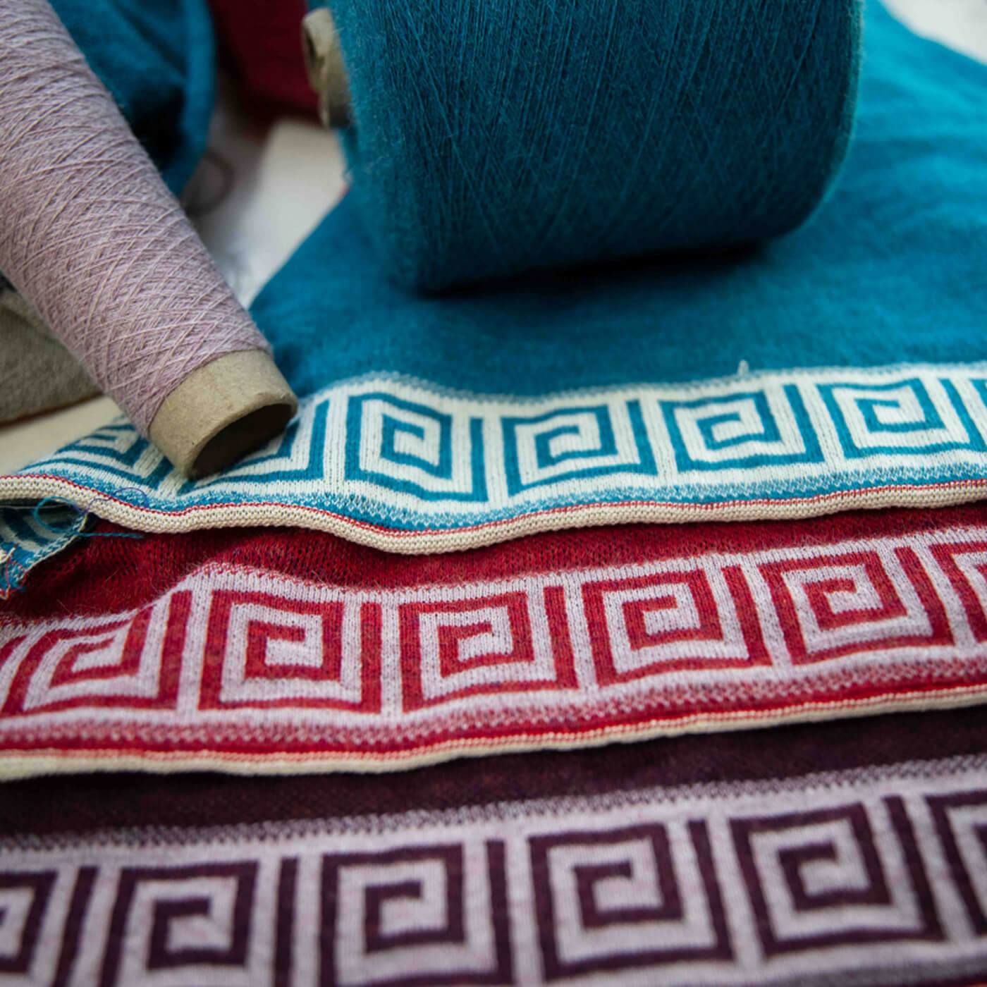 Verschiedene Farben des Luz Alpaka Ponchos von Alpakin