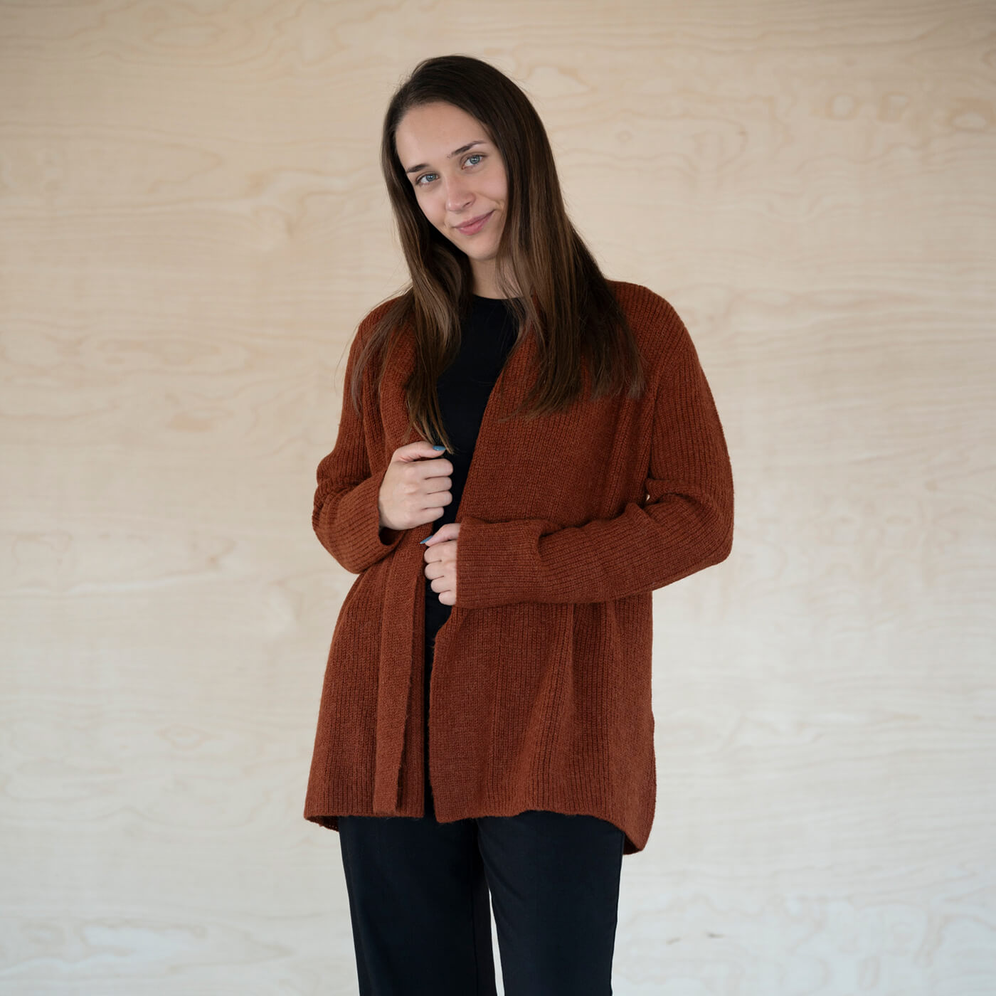Model trägt den Mira Alpaka Cardigan von Alpakin in dunkelorange
