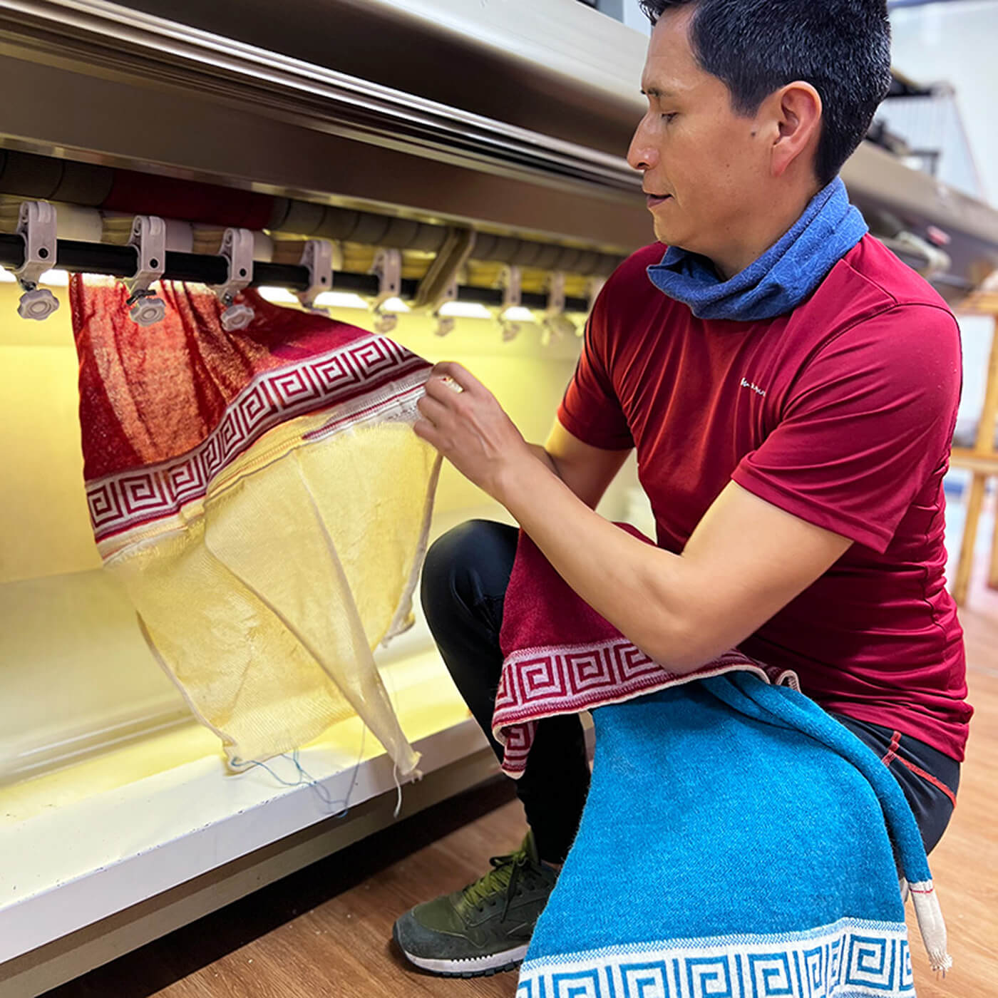 Gustavo Gutierrez an der industriellen Maschine zur Fertigung des Luz Alpaka Ponchos