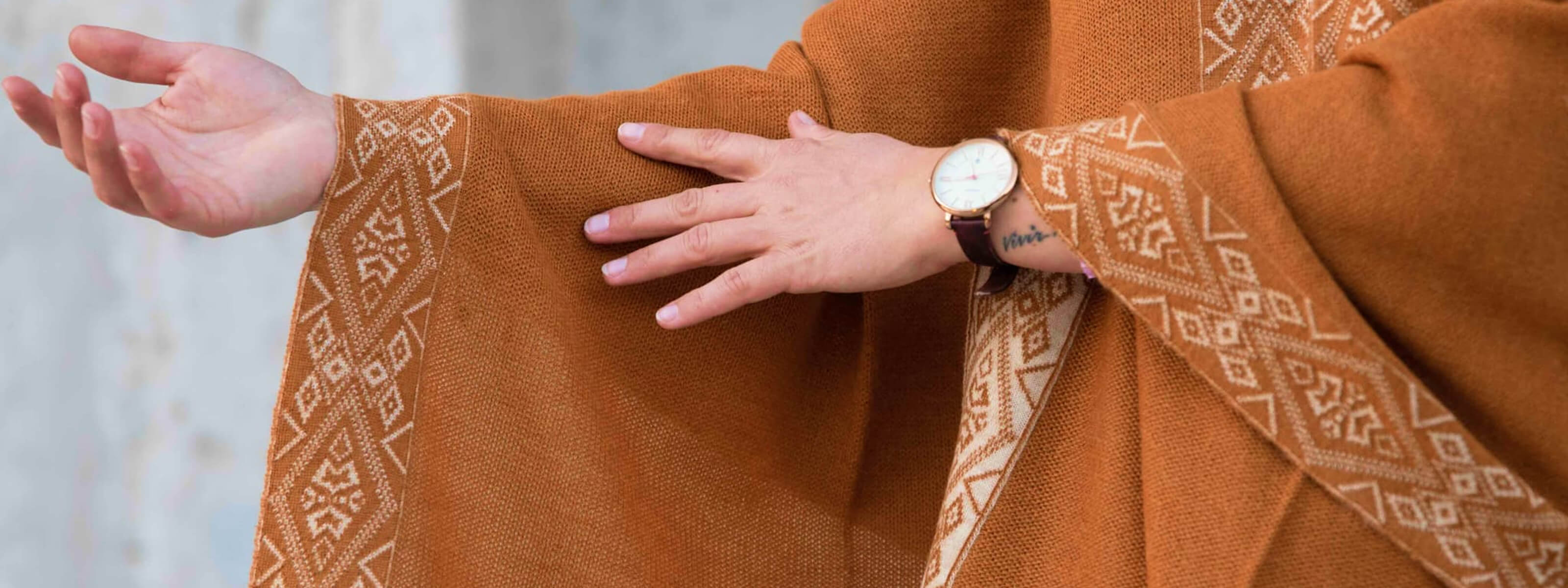 Der Flor Alpaka Poncho Schal in Kamel von Alpakin mit geöffneten Armen