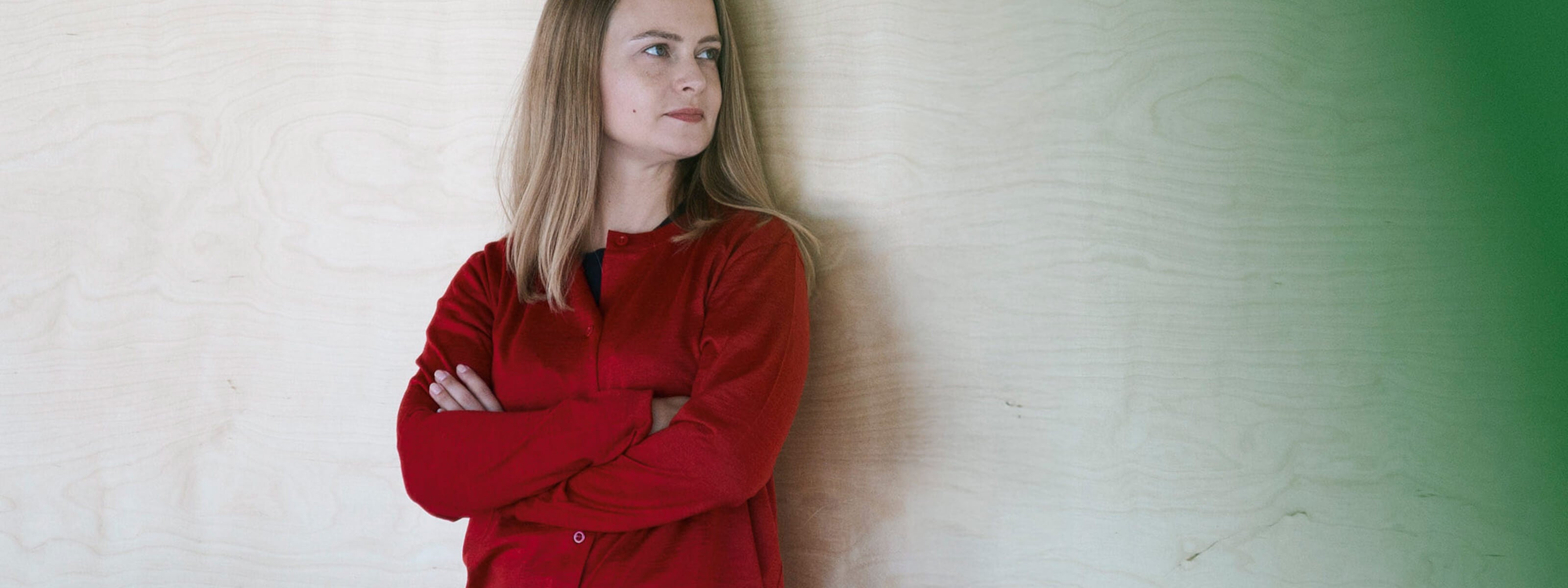 Alpaka Seide Strickjacke in glänzendem dunkelrot, getragen von blondem Model