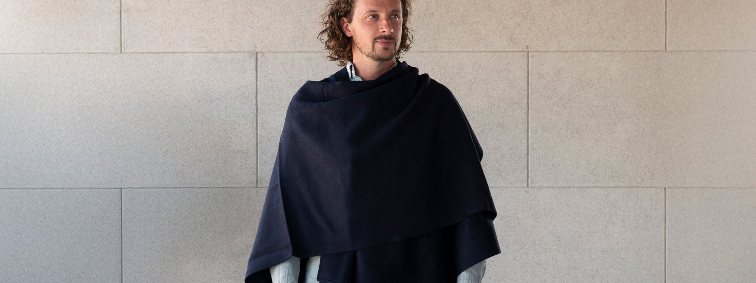 Textil der feinen Tupac Poncho Jacke aus Alpakawolle und Schafwolle in dunkelblau