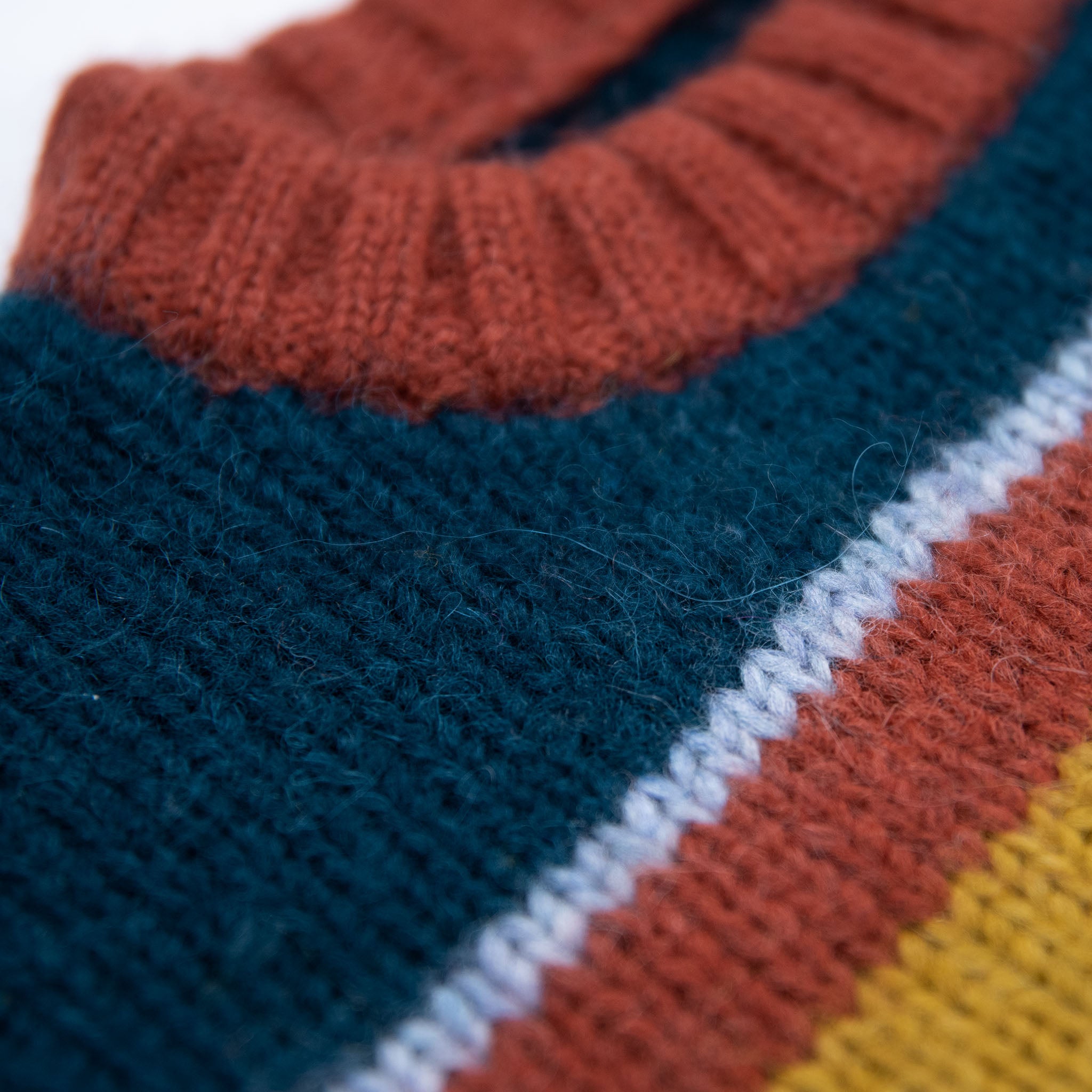 Nahaufnahme Kragen des bunten Alpaka Pullovers aus weichster Babyalpaka Wolle