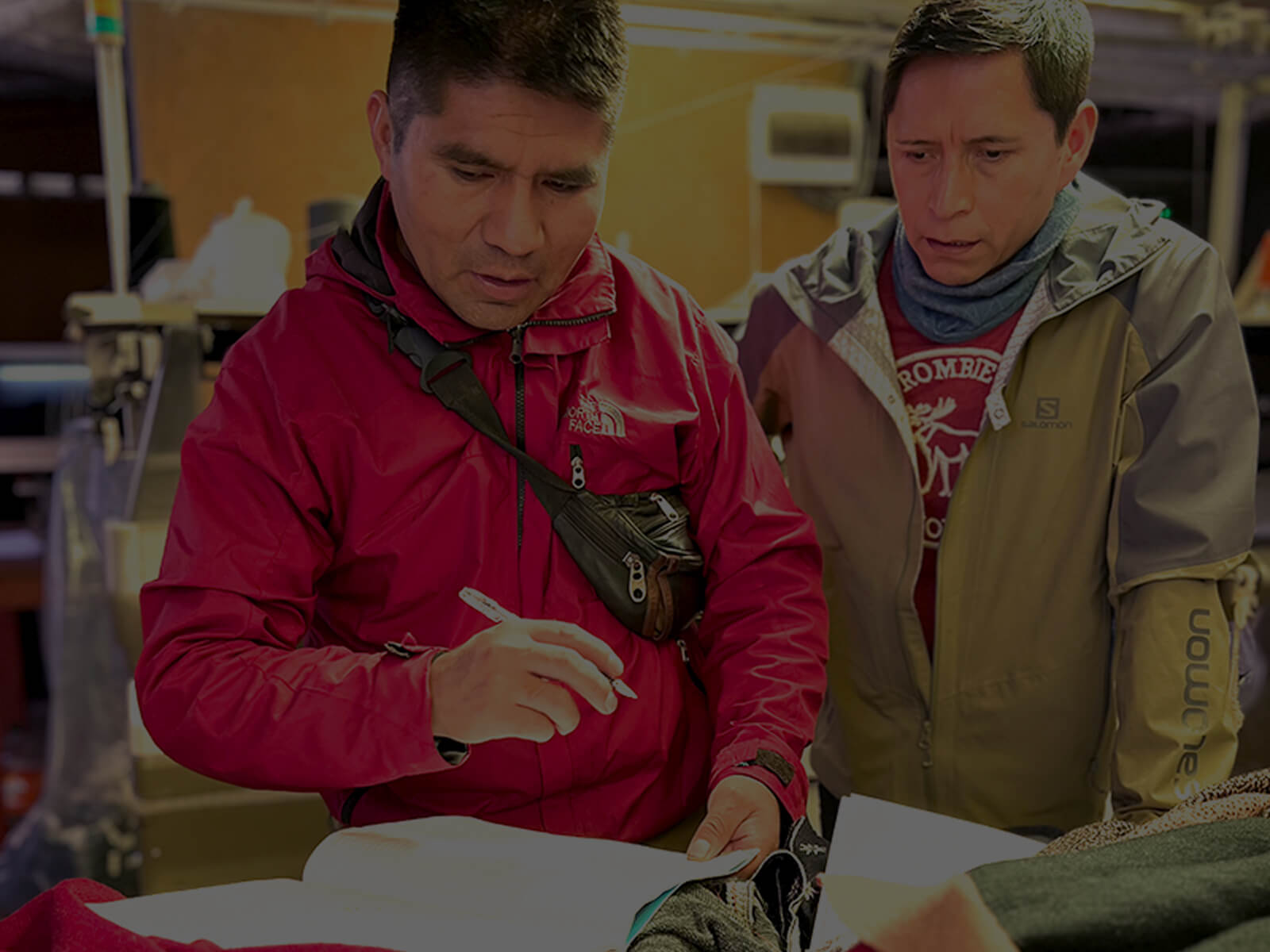 Gustavo Gutierrez und Schneider Oscar bei der Planung eines neuen Alpaka Pullovers für Herren