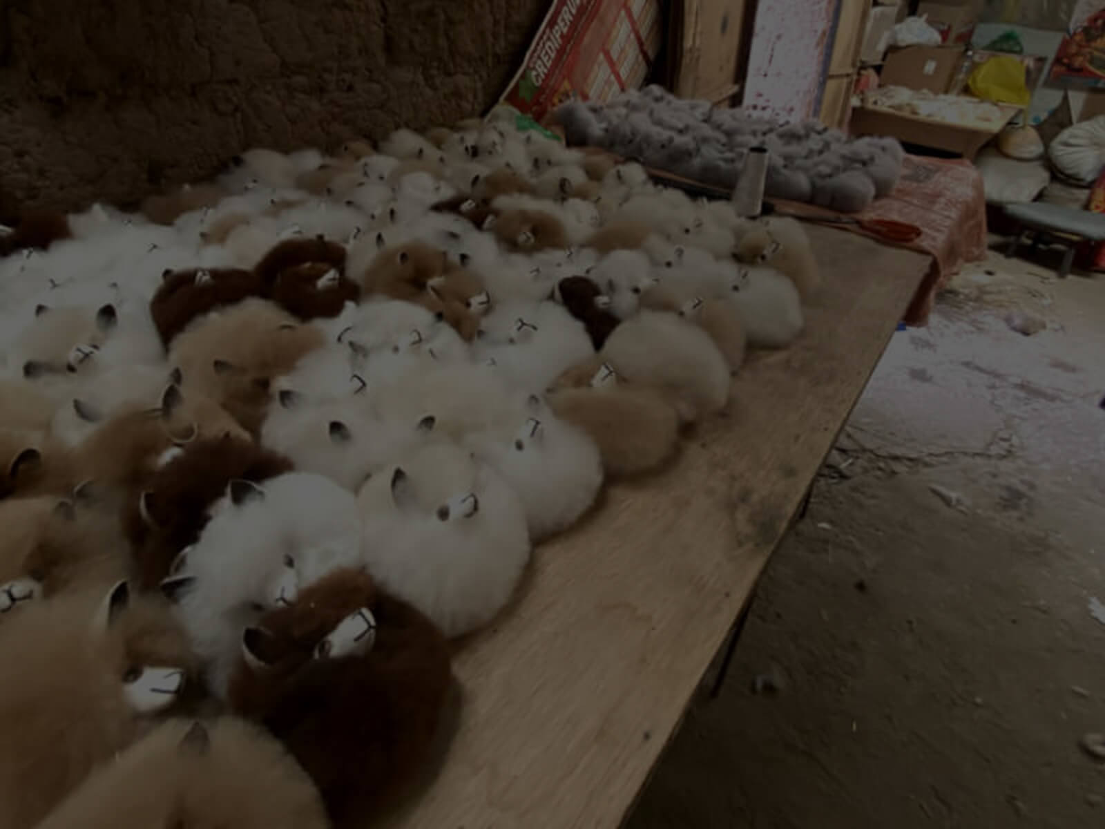 Fertige Plüsch Alpaka Schlüsselanhänger von Alpakin, gefertigt in einem kleinen Familienbetrieb in Sicuani, Peru