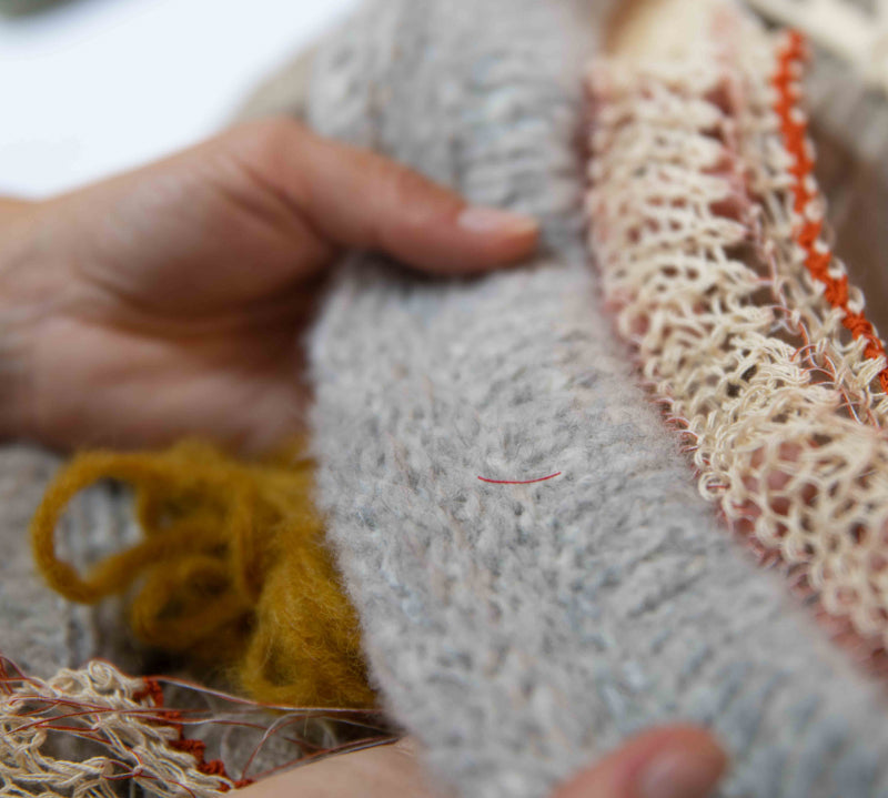Graues Textil Alpaka Buff Schal Suri von Alpakin in der Fertigung
