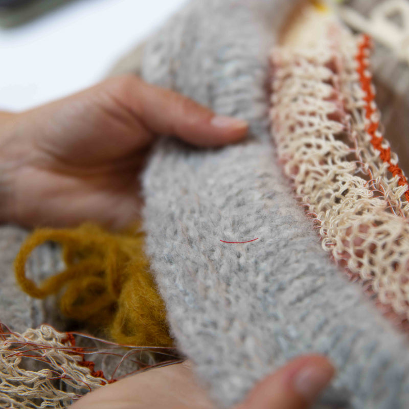 Graues Textil Alpaka Buff Schal Suri von Alpakin in der Fertigung