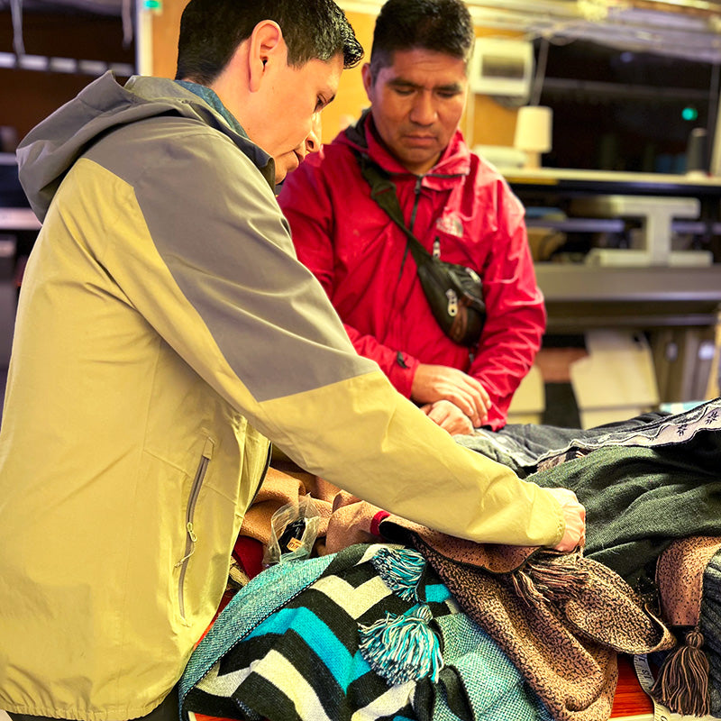 Gustavo und Schneider Oscar arbeiten gemeinsam an neuem Poncho Modell für Alpakin