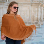 FLOR Alpaka Poncho Schal für Damen von Alpakin in senfgelb mit Model seitlich getragen