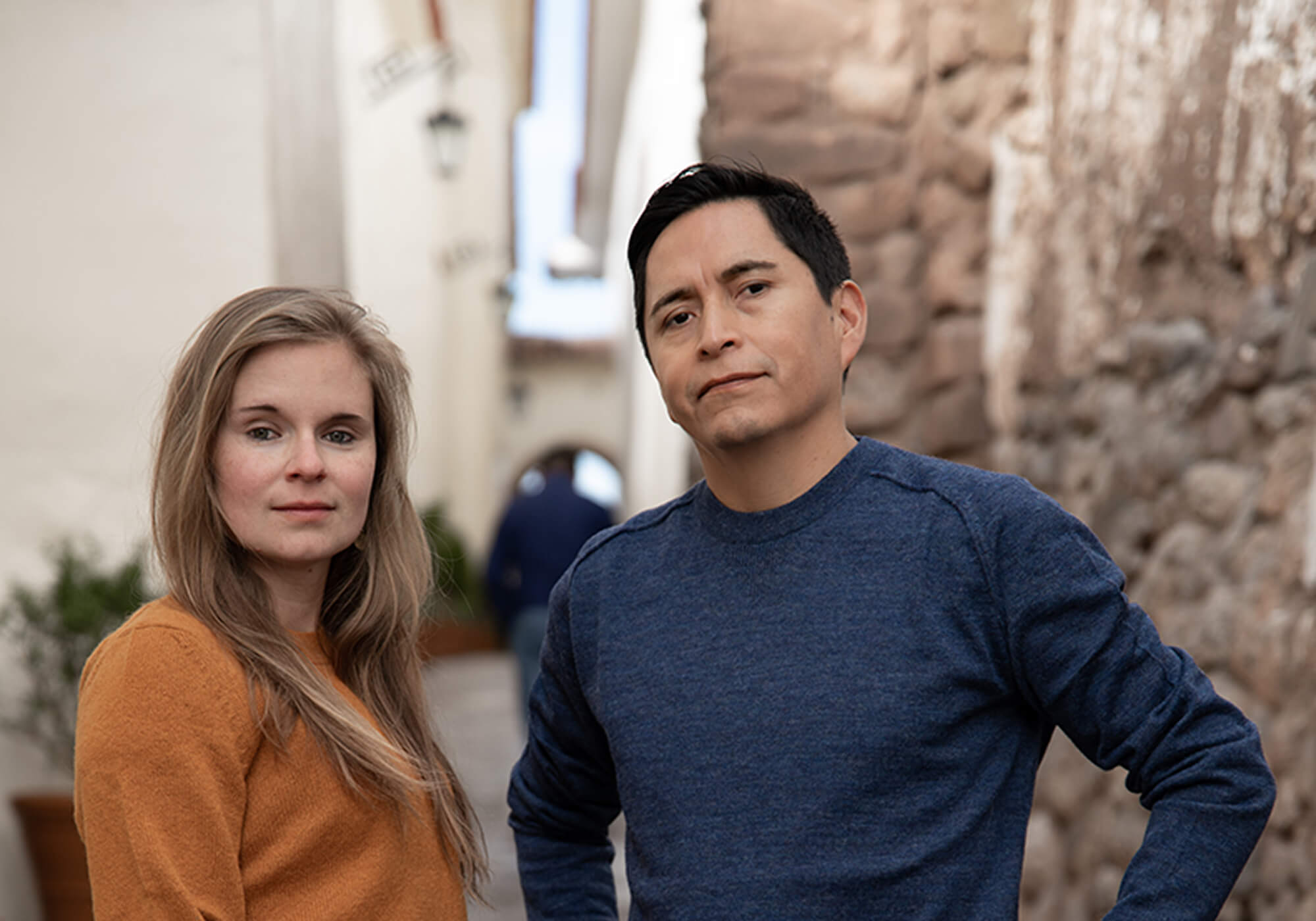 Die beiden Alpakin Gründer Gustavo Gutierrez und Carolin Rebhan in Cusco, Peru