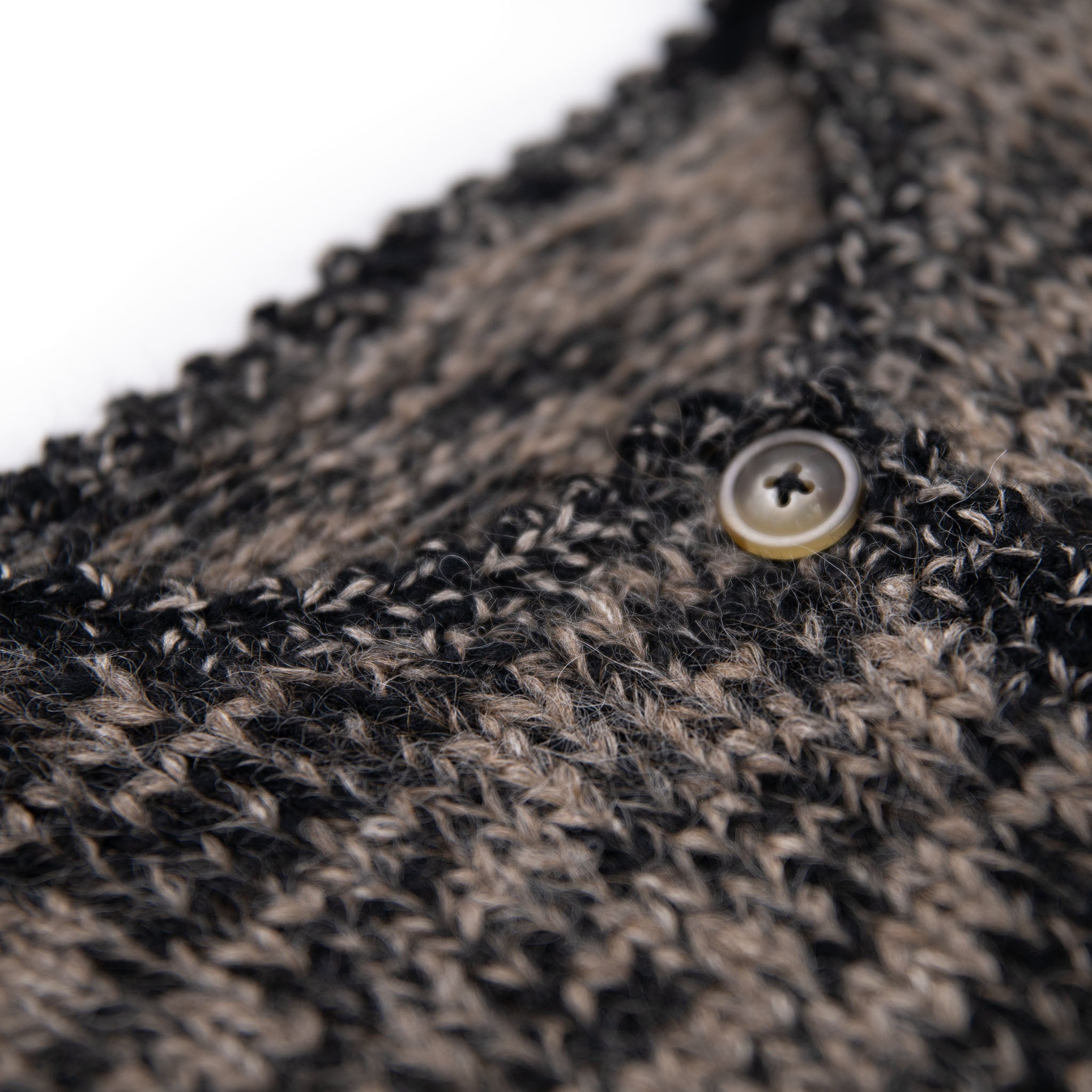 Ausschnitt und Knopf der eleganten Alpaka Strickjacke für Damen von Alpakin