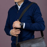 KATARI Alpaka Pullover für Herren von Alpakin in dunkelblau mit Model