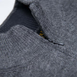 Feiner Kragen des Alpaka Troyers in dunkelgrau, kratzfrei da innen aus Pima Baumwolle