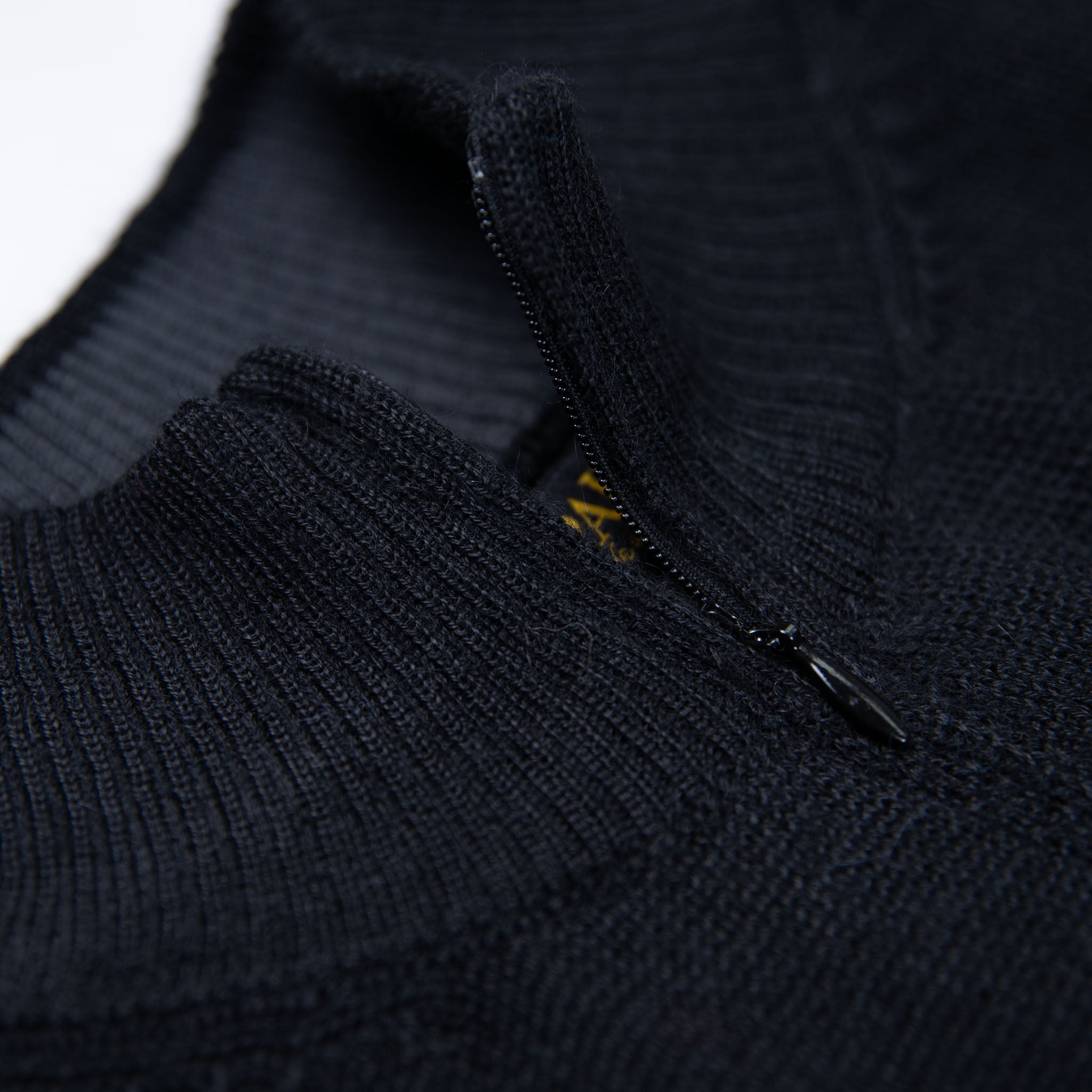 Kragen des Alpaka Troyers in schwarz, innen gefüttert mit sanfter Pima Baumwolle