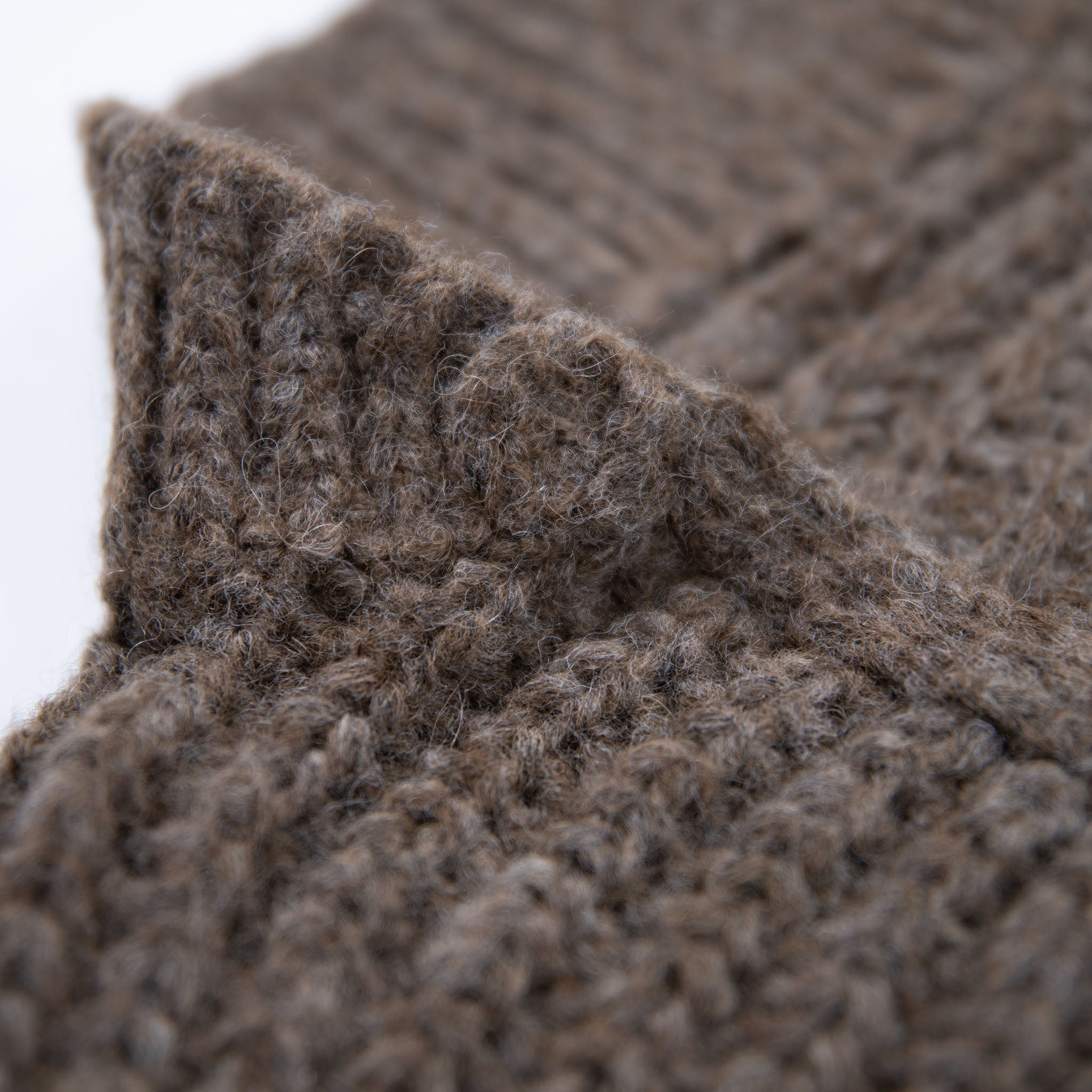 Design Kragen der Grobstrick Alpaka Strickjacke von Alpakin in Farbe dunkelbraun