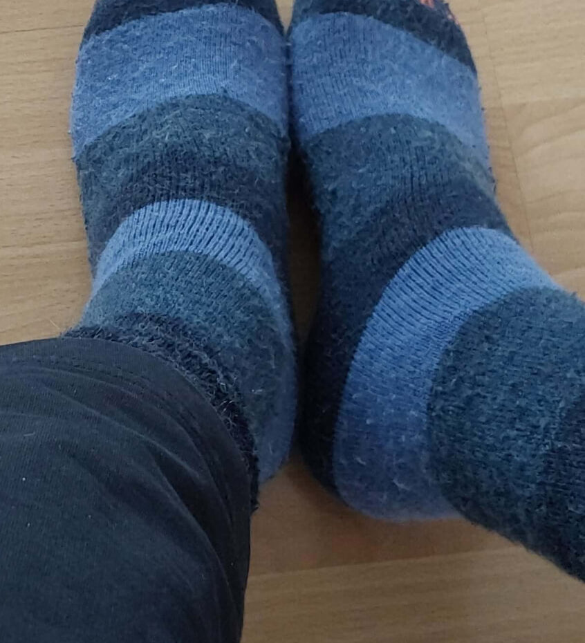 Kundenbewertung Rogelio Puente aus Ilvesheim trägt gestreifte Alpaka Wollsocken von Alpakin in blau