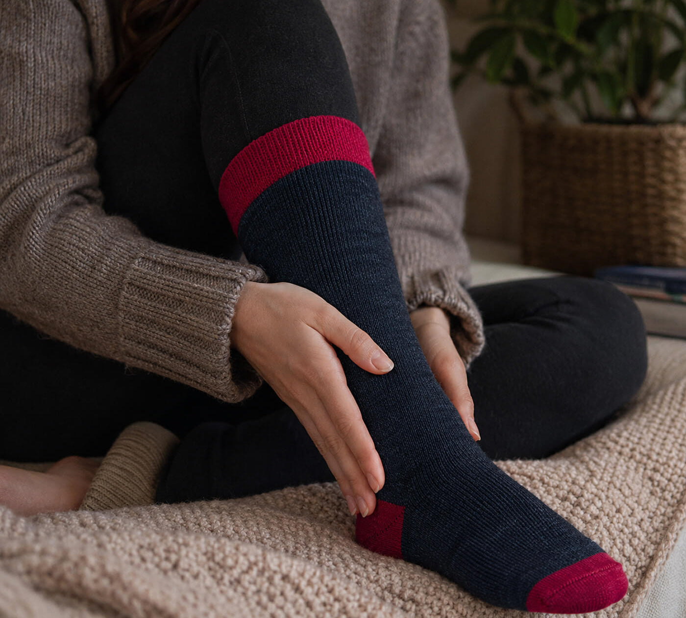 Frau streicht sanft über ihre weichen Alpaka Thermosocken