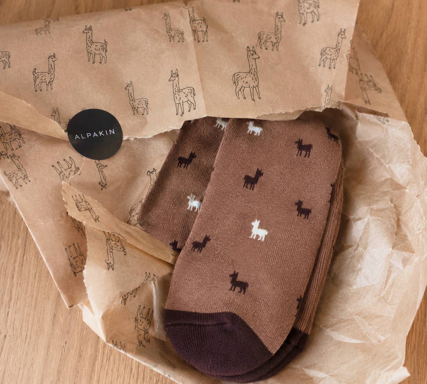Warme Socken mit Alpaka Motiv in Geschenkpapier 