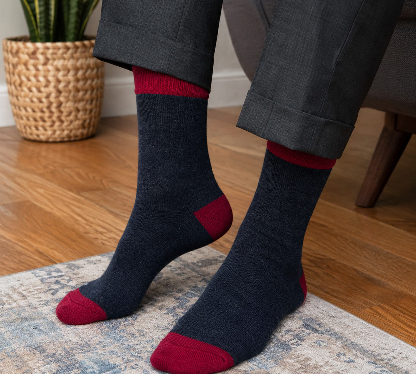 Stylische Alpaka Thermosocken getragen zuhause für höchsten Komfort und angenehme Wärme