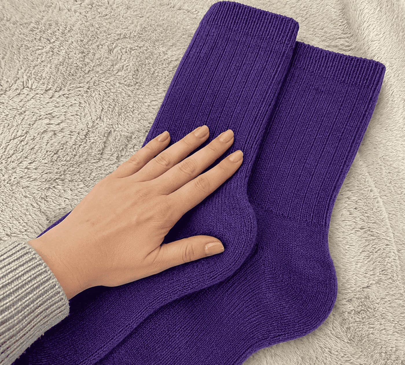 Frau streicht über ihre weichen Alpaka Wandersocken