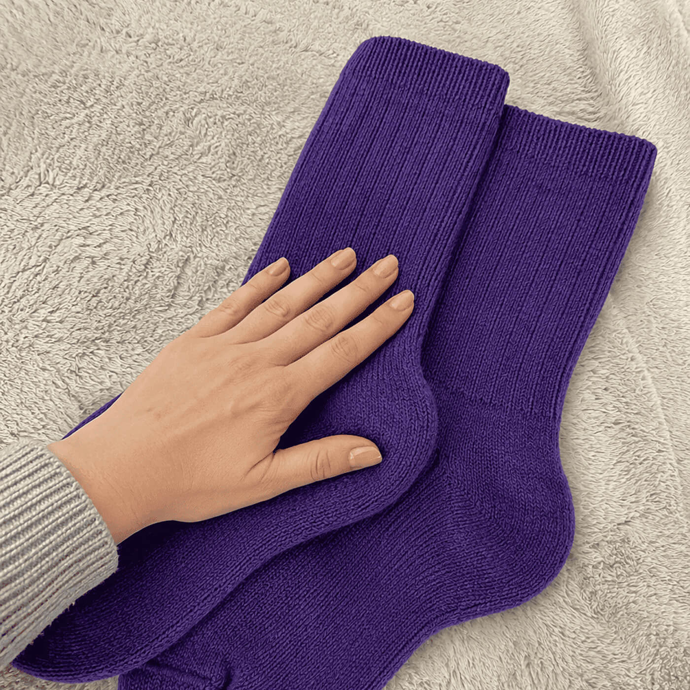 Frau streicht über ihre weichen Alpaka Wandersocken