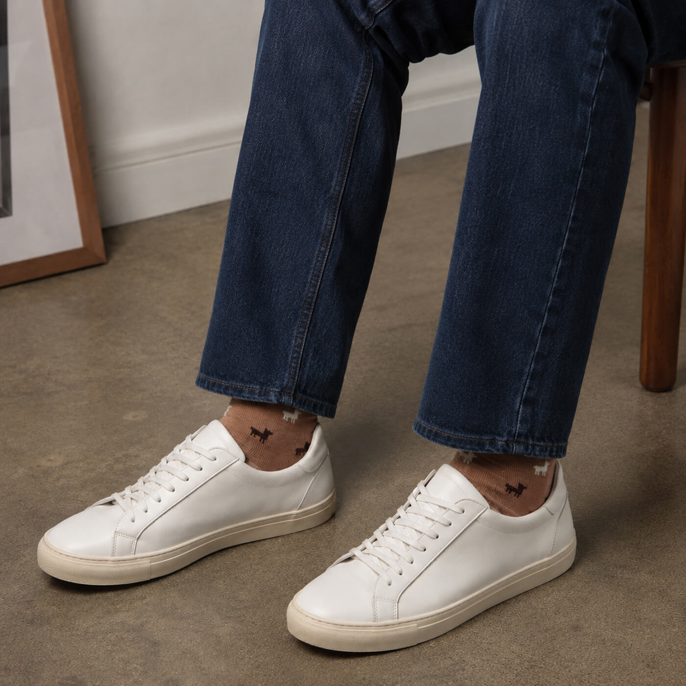 Mann mit Jeans und Sneakern trägt die Socken mit Alpaka Motiv in braun von Alpakin
