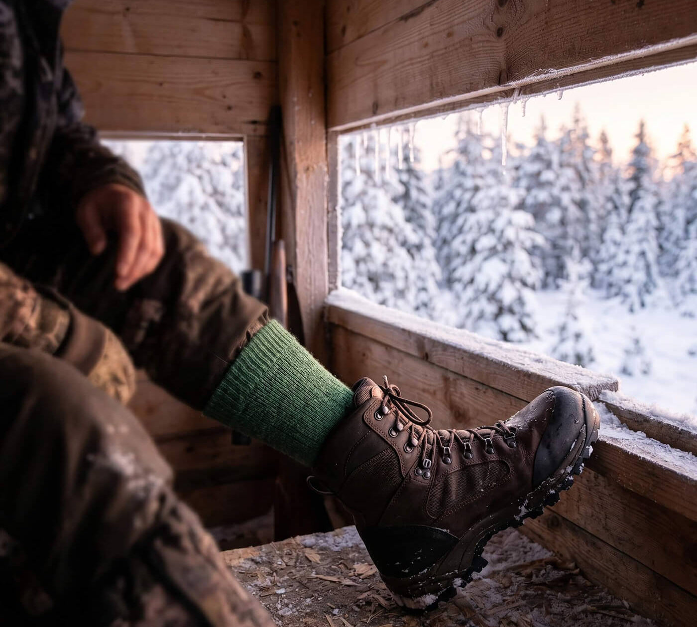 Wärmste Alpaka Socken getragne von einem Jäger beim Winteransitz