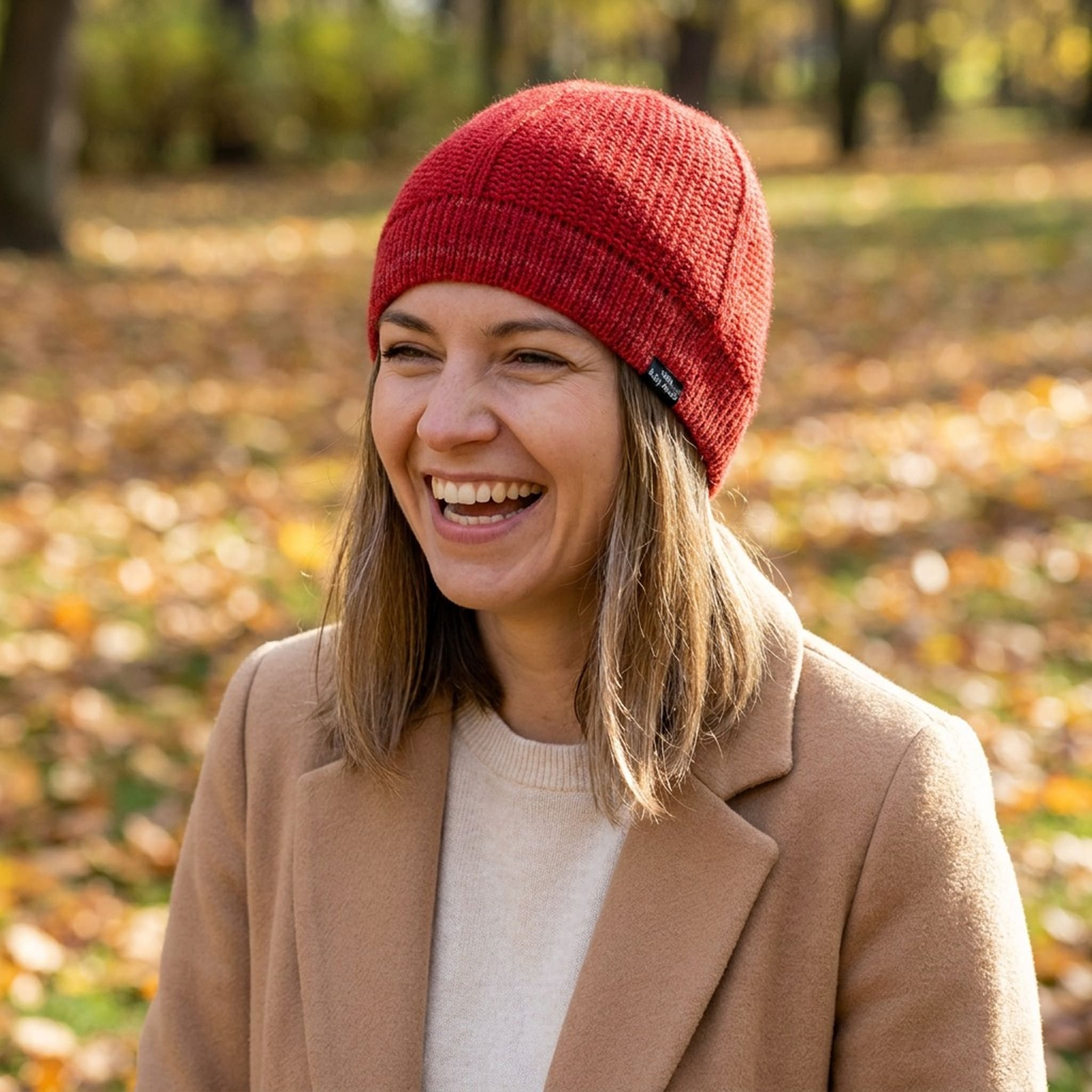 Frau trägt im Herbst den leichten Alpaka Beanie aus 100% Babyalpaka, ohne Synthetik
