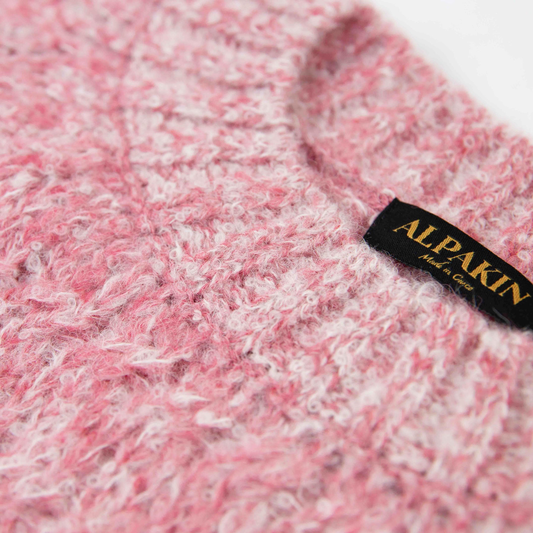 LIYA Alpaka Pullover für Damen mit Zopfmuster von Alpakin in rosa Ausschnitt nah